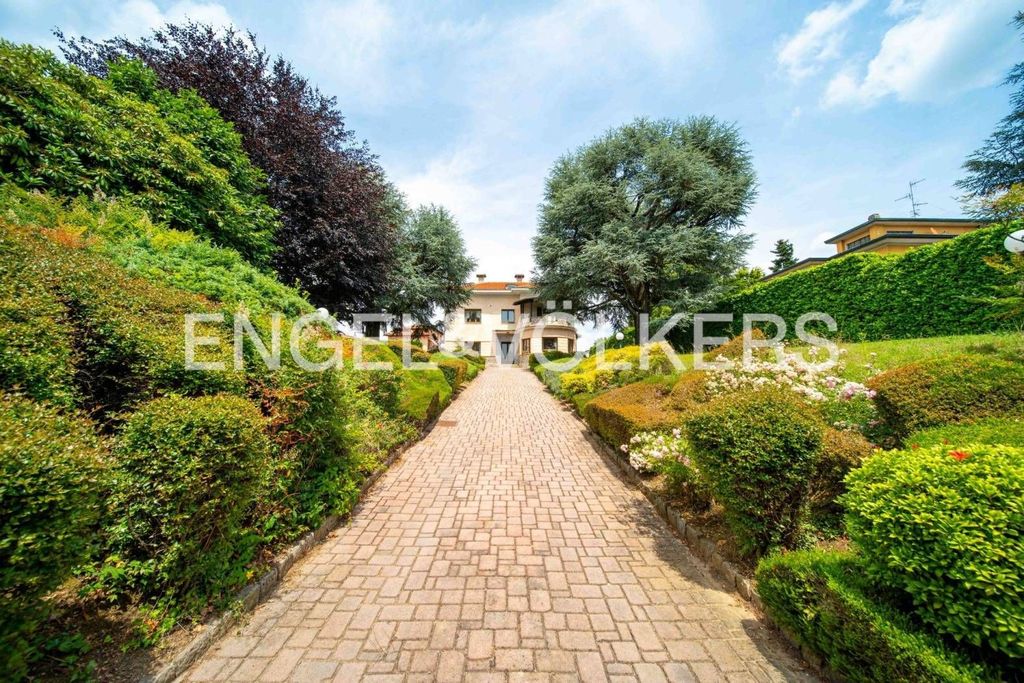 Luxury Villa for sale in Via Roma, 41, Carnago, Provincia di Varese, Lombardy - View 3