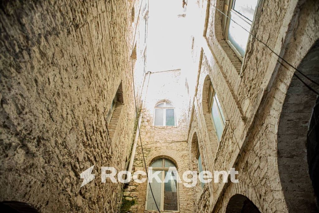 Château · Castle in Baschi
