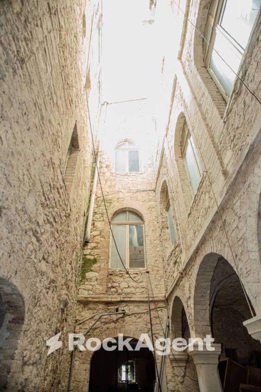 Château · Castle in Baschi