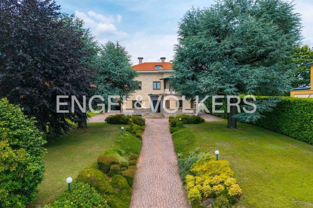 Luxury Villa for sale in Via Roma, 41, Carnago, Provincia di Varese, Lombardy - View 4