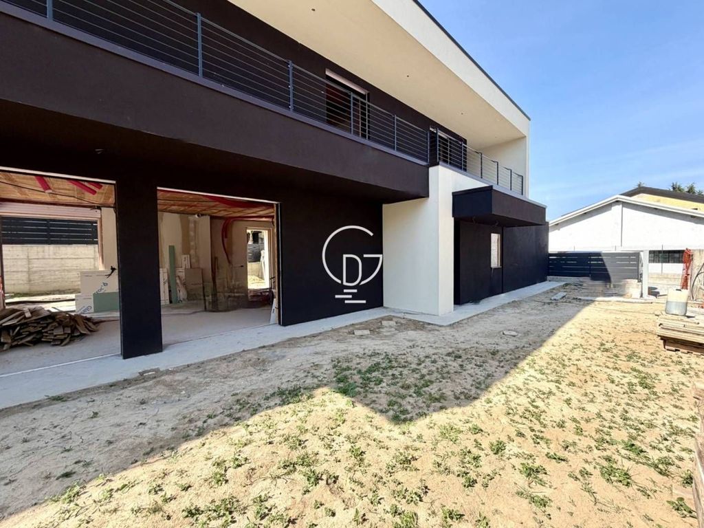 3 bedroom luxury Villa for sale in Viale Michelangelo, Desenzano del Garda, Lombardy - View 4