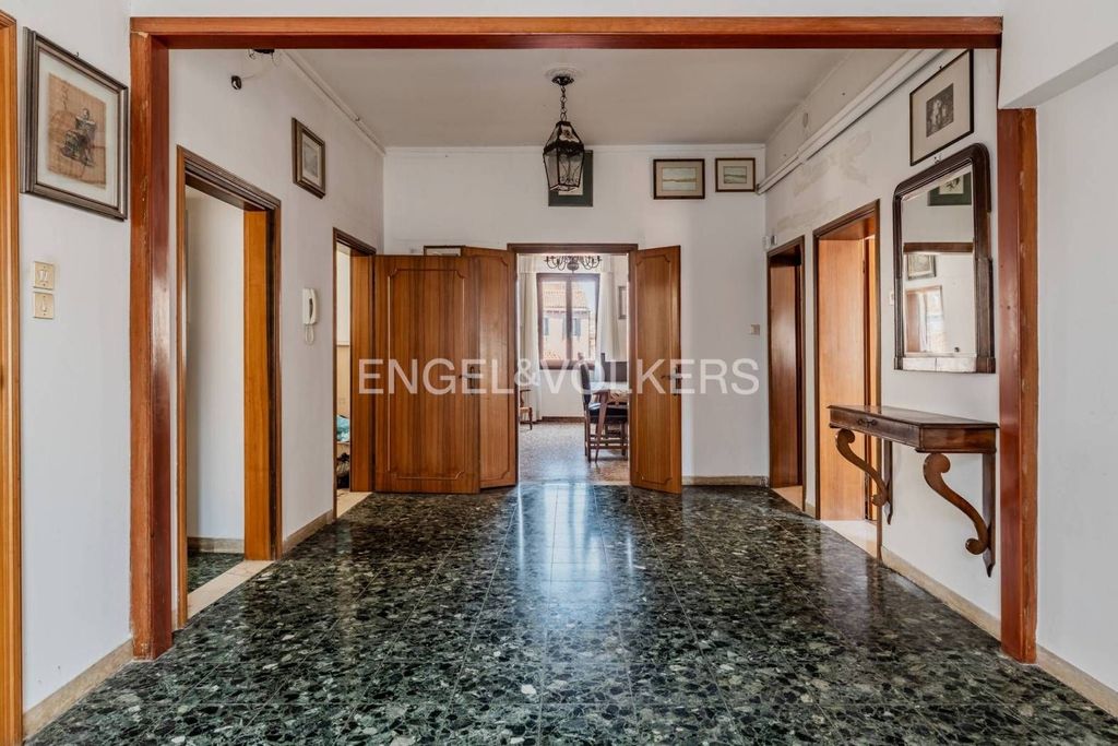 Luxury Flat for sale in Campo Santi Filippo e Giacomo, Venice, Veneto - Vista 5