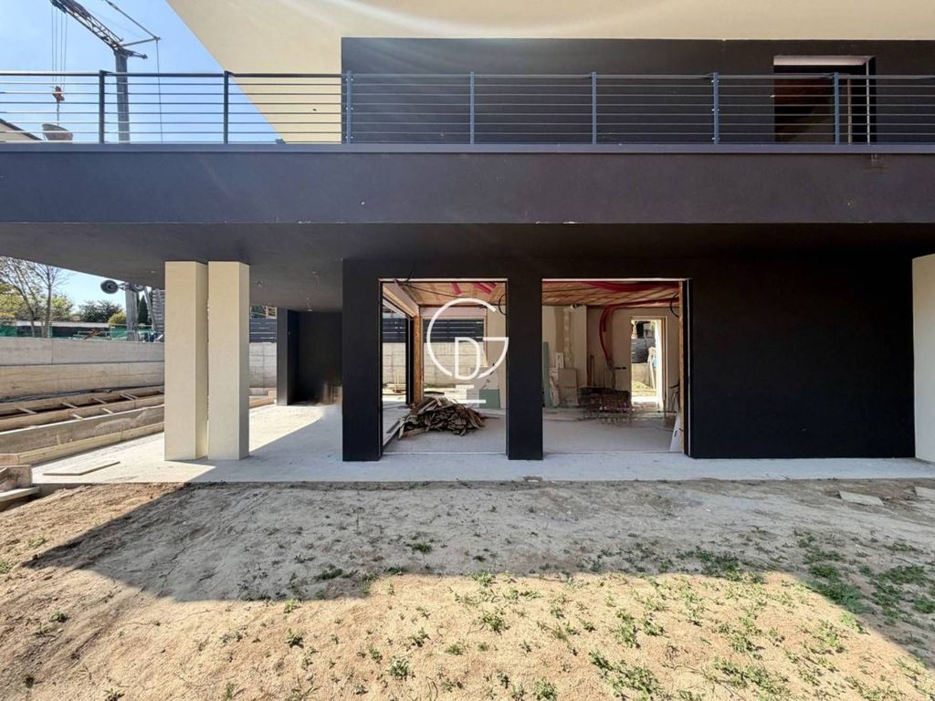 3 bedroom luxury Villa for sale in Viale Michelangelo, Desenzano del Garda, Lombardy - View 5