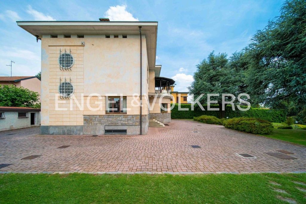 Luxury Villa for sale in Via Roma, 41, Carnago, Provincia di Varese, Lombardy - View 5