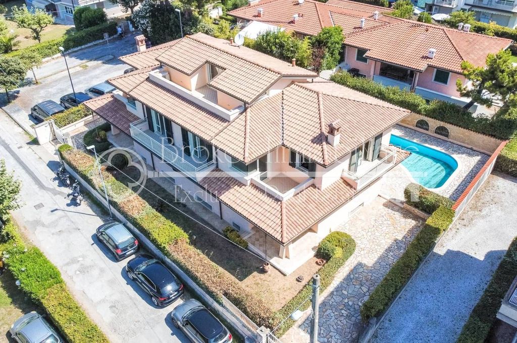House in Camaiore - More