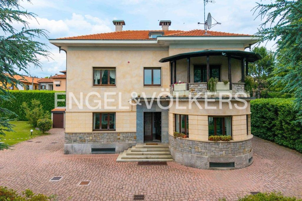 Luxury Villa for sale in Via Roma, 41, Carnago, Provincia di Varese, Lombardy - View 6