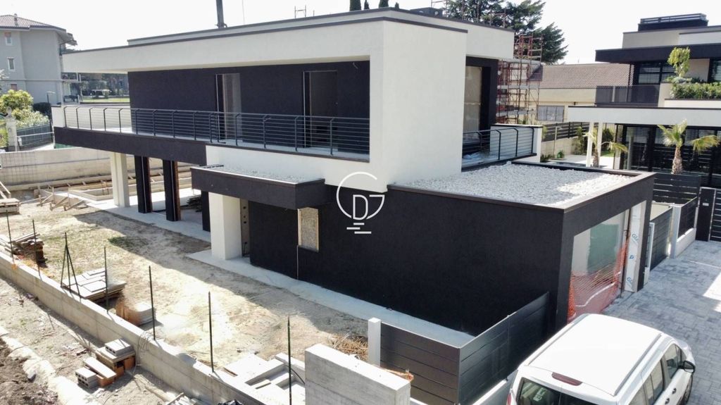 3 bedroom luxury Villa for sale in Viale Michelangelo, Desenzano del Garda, Lombardy - More