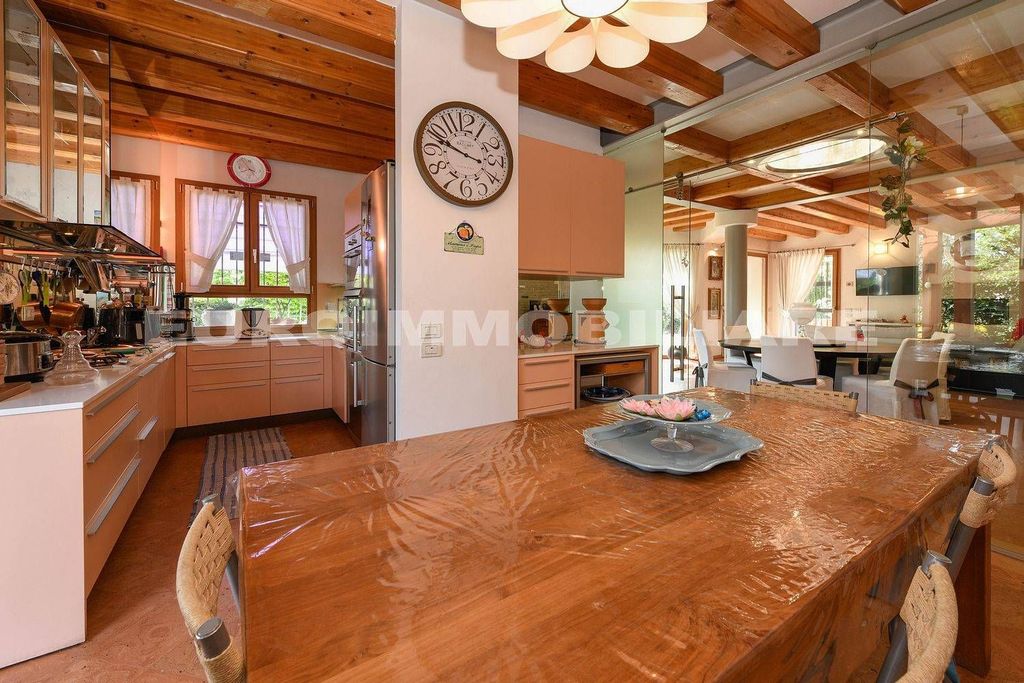 Luxury Villa for sale in Via Santa Croce, 101, Gussago, Provincia di Brescia, Lombardy - More