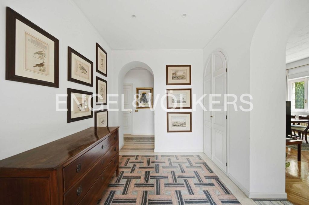 Luxury Villa for sale in Via Roma, 41, Carnago, Provincia di Varese, Lombardy - More
