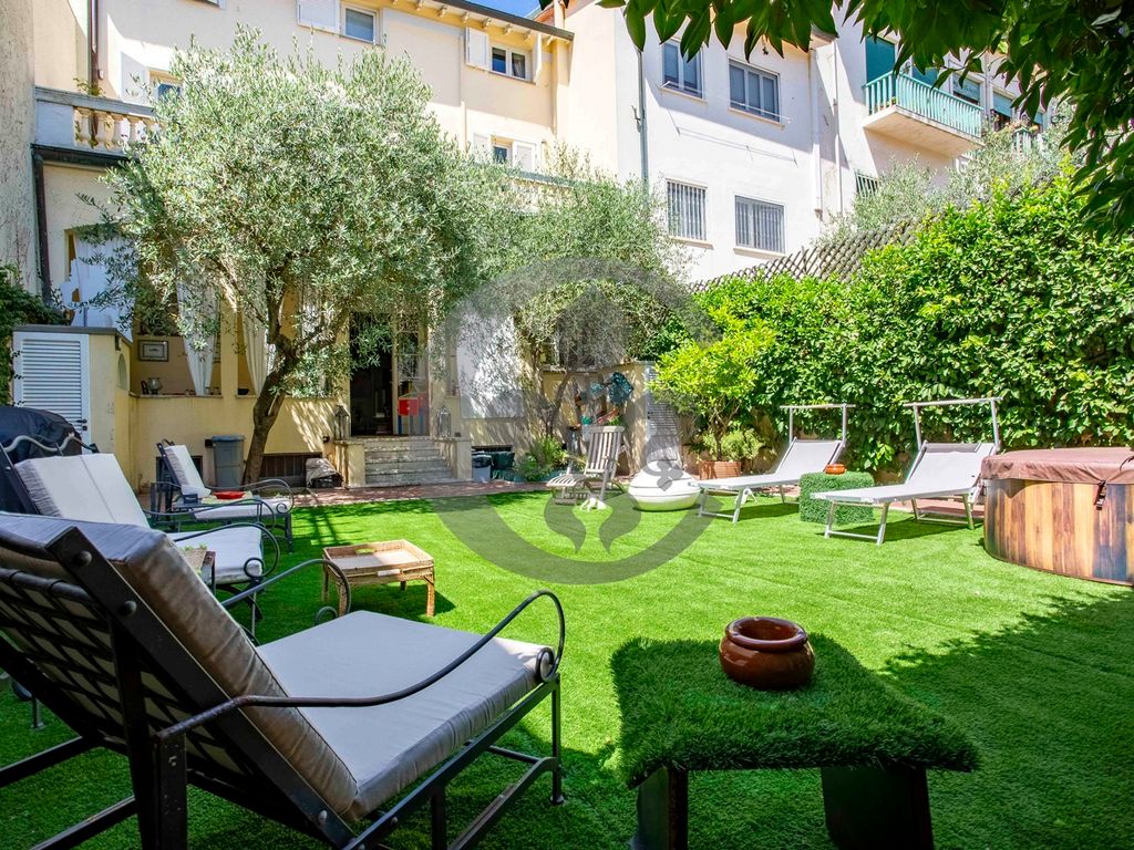 15 room luxury Villa for sale in Via carducci, Viareggio, Provincia di