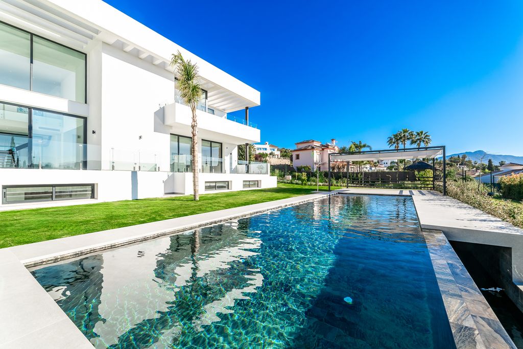 Роскошный дом 1038 м2 в Продажа El paraiso, Бенахависе, Provincia de Málaga, Андалусия