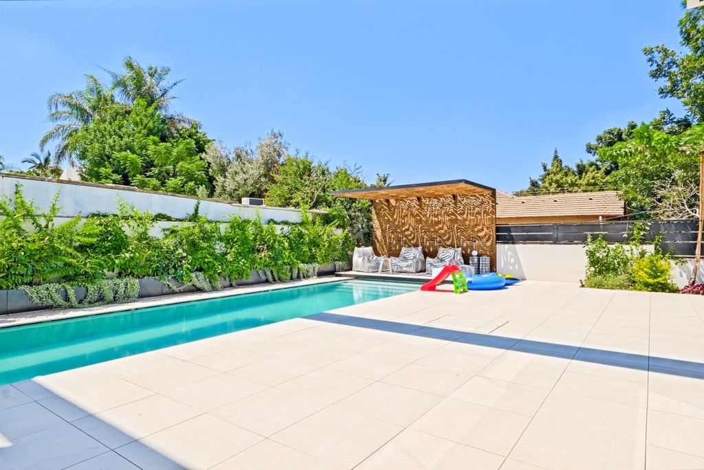 8 room luxury House for sale in Raanana, Israel 127929873