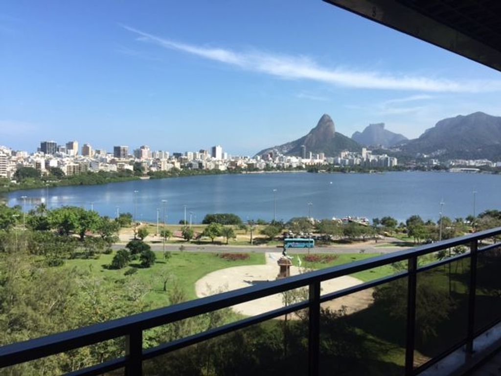 pessoa correndo na ciclovia da lagoa rodrigo de freitas, no rio de janeiro  [download] - Designi