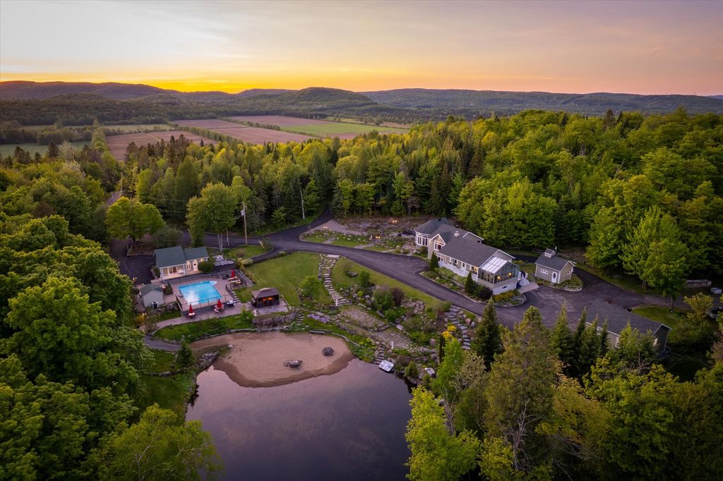 15 room exclusive country house  for sale in 5751, chemin de Sainte-Flore, Shawinigan, Mauricie, Quebec - 132797738 - LuxuryEstate.com