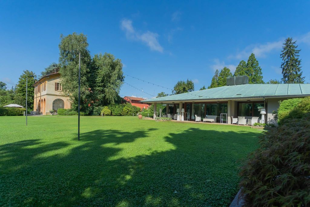 Casa di prestigio di 1332 mq in vendita Tradate, Lombardia