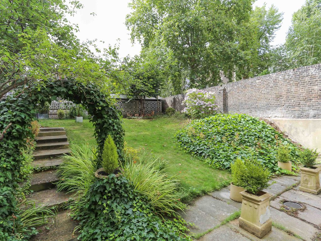 3 room luxury Apartment for sale in London, England 24880721