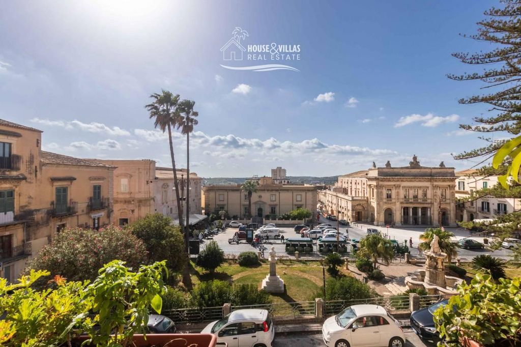 4 bedroom luxury Apartment for sale in piazza sedici maggio, Noto