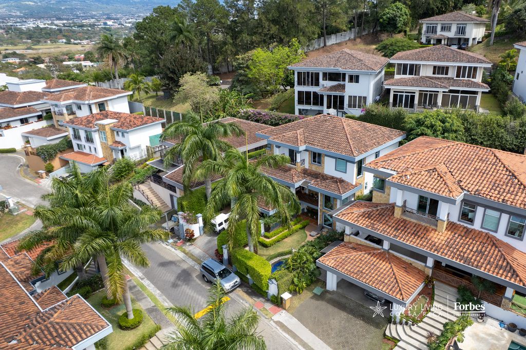 Элитный дом 351 м2 в Продажа Guachipelin, San Rafael, Carrillo, Provincia de Guanacaste