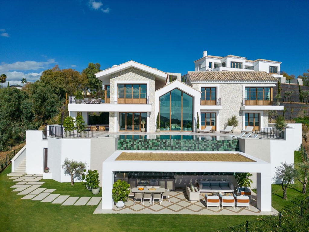 5 bedroom luxury Villa for sale in La Quinta, Marbella, Malaga