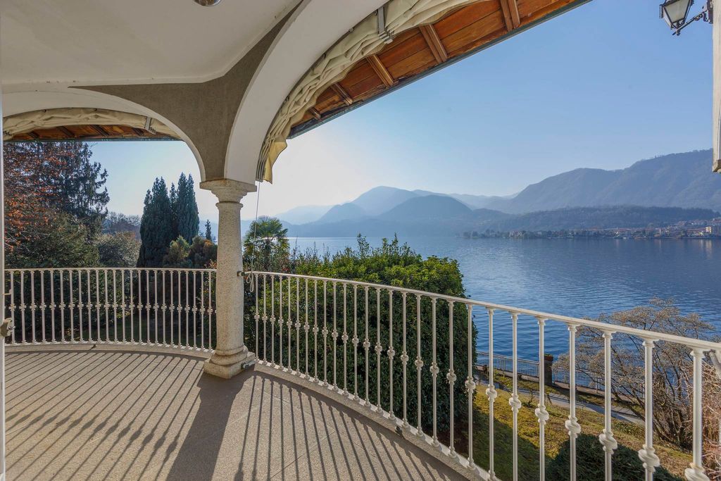Prestigiosa villa di 2000 mq in vendita, Omegna, Italia