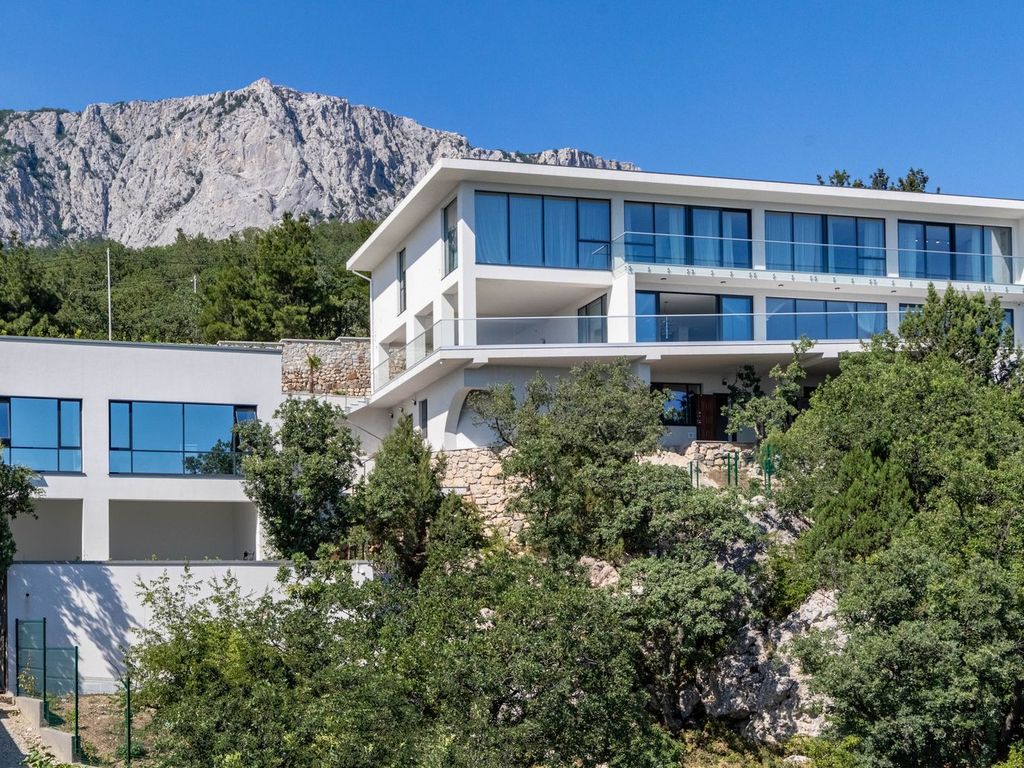 9 room luxury mansion for sale in Bakhchisaray, Avtonomna Respublika