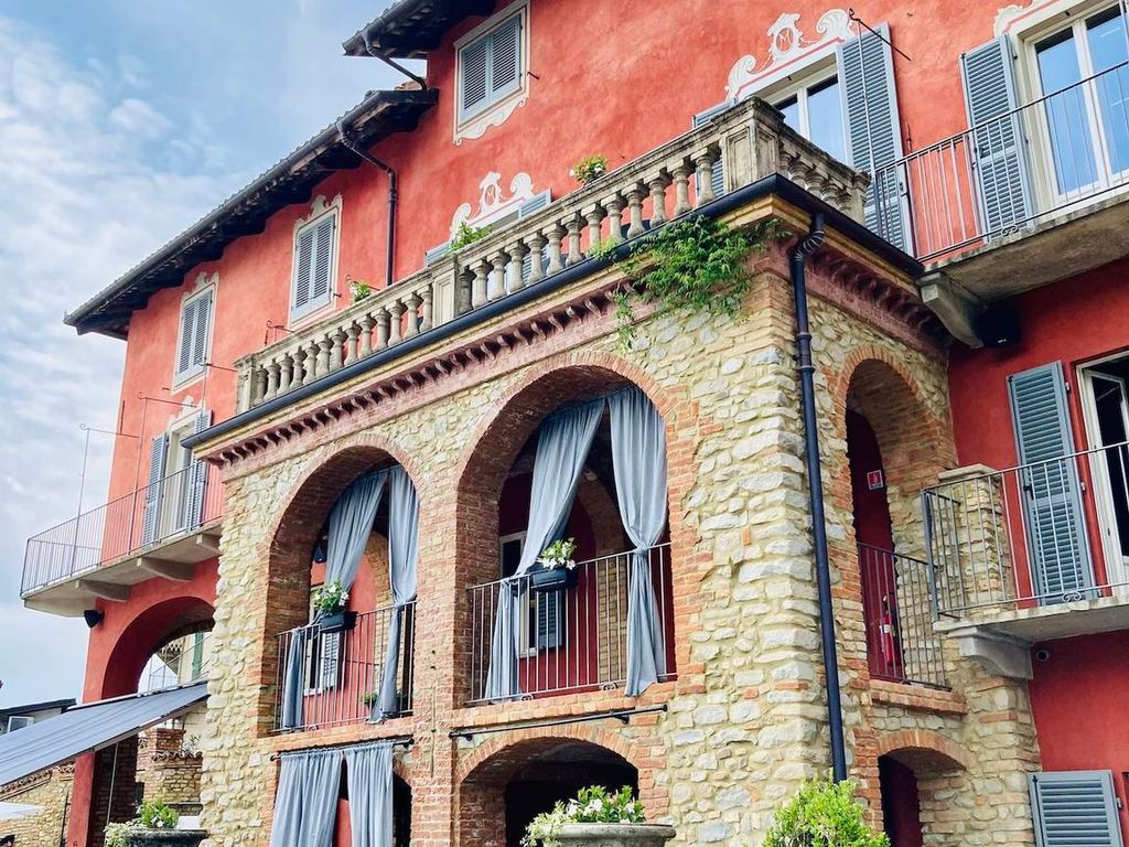 Casa di lusso di 2000 mq in vendita Via Camillo Benso di Cavour 10, Monforte d'Alba, Piemonte
