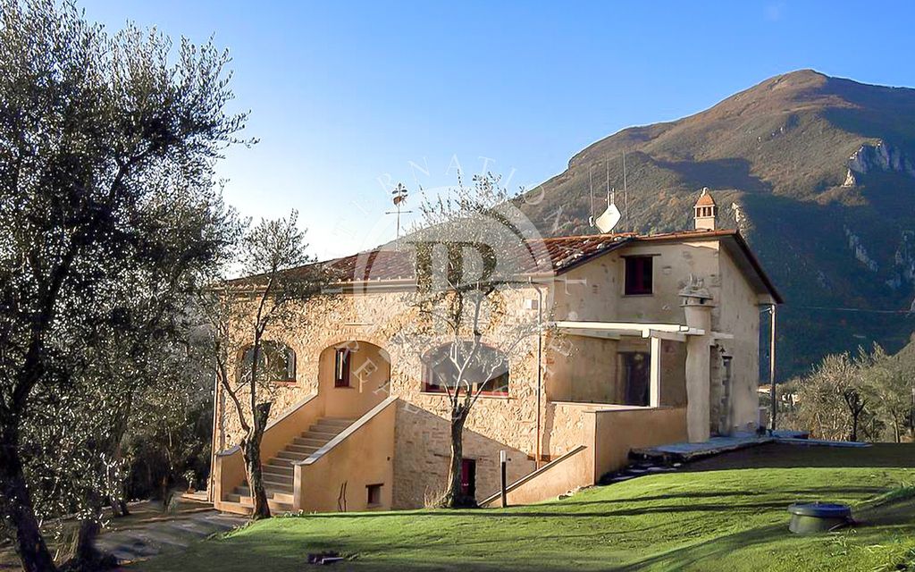 Casale di 380 mq in vendita Camaiore, Italia