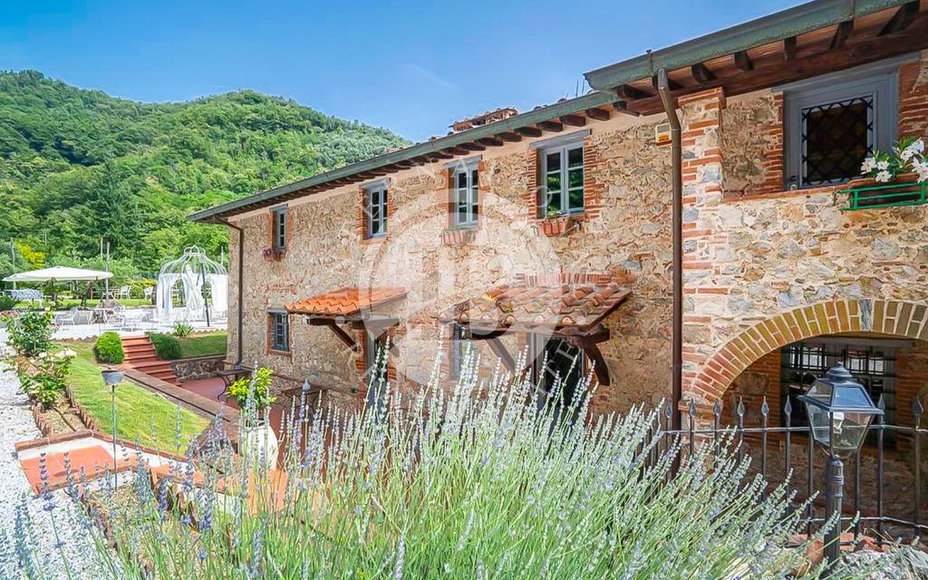 Prestigiosa villa di 580 mq in vendita, Camaiore, Italia