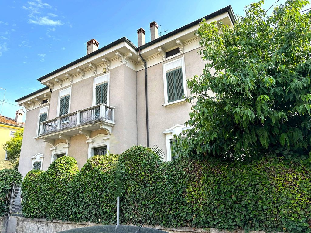 10 room luxury Villa for sale in Via Giovanni Grioli, Verona, Provincia