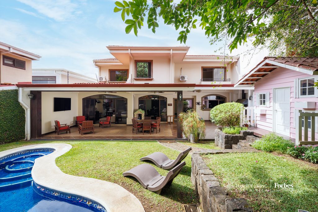 Особняк 450 м2 в Продажа San Rafael, Escazú, Provincia de San José