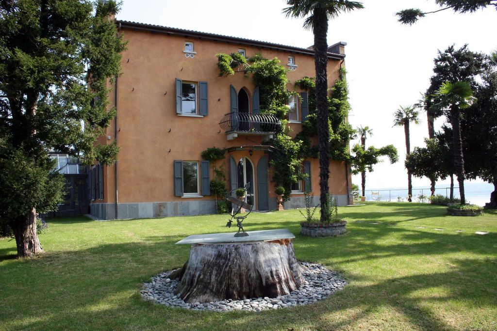 Villa di 550 mq in vendita Biandronno, Italia