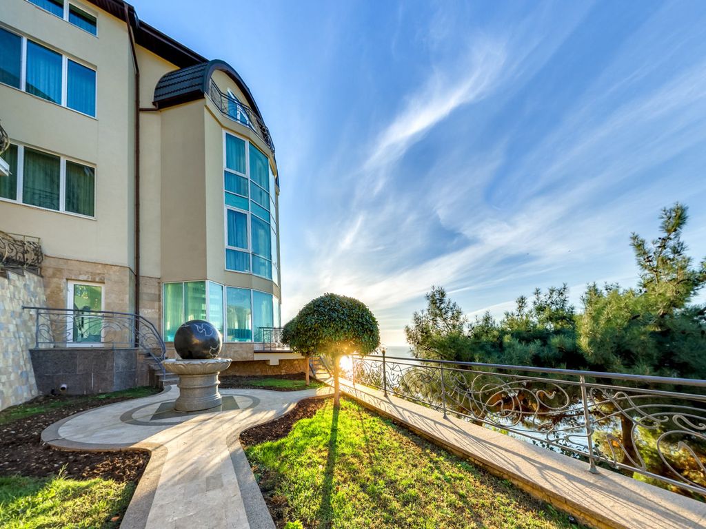 20 room luxury mansion for sale in Yalta, Avtonomna Respublika Krym