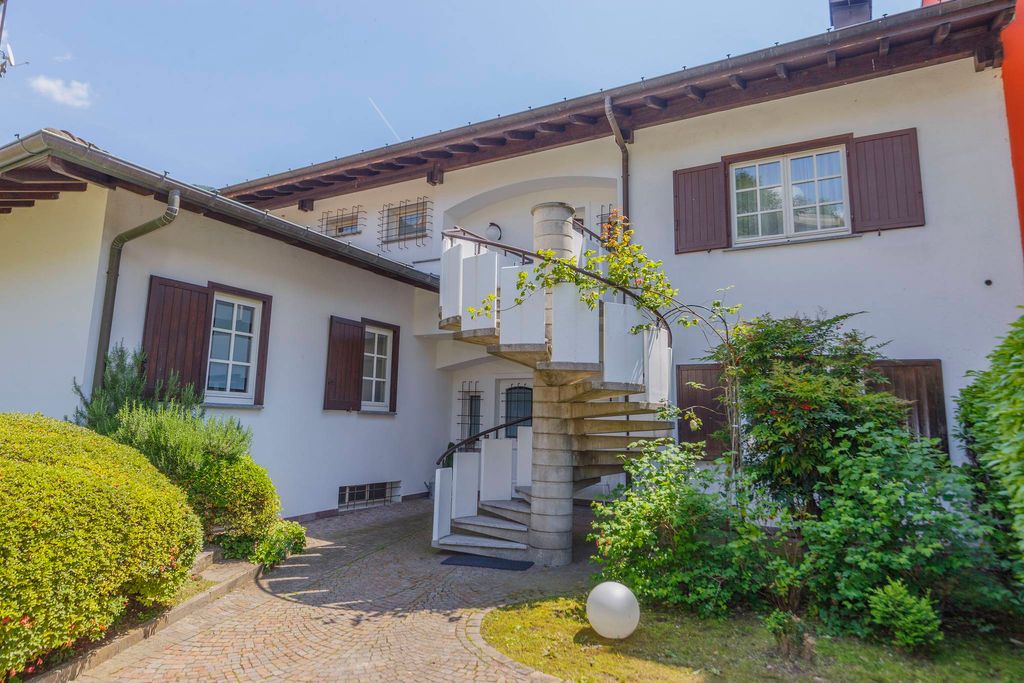 6 bedroom luxury Semidetached House for sale in Omegna, Piedmont