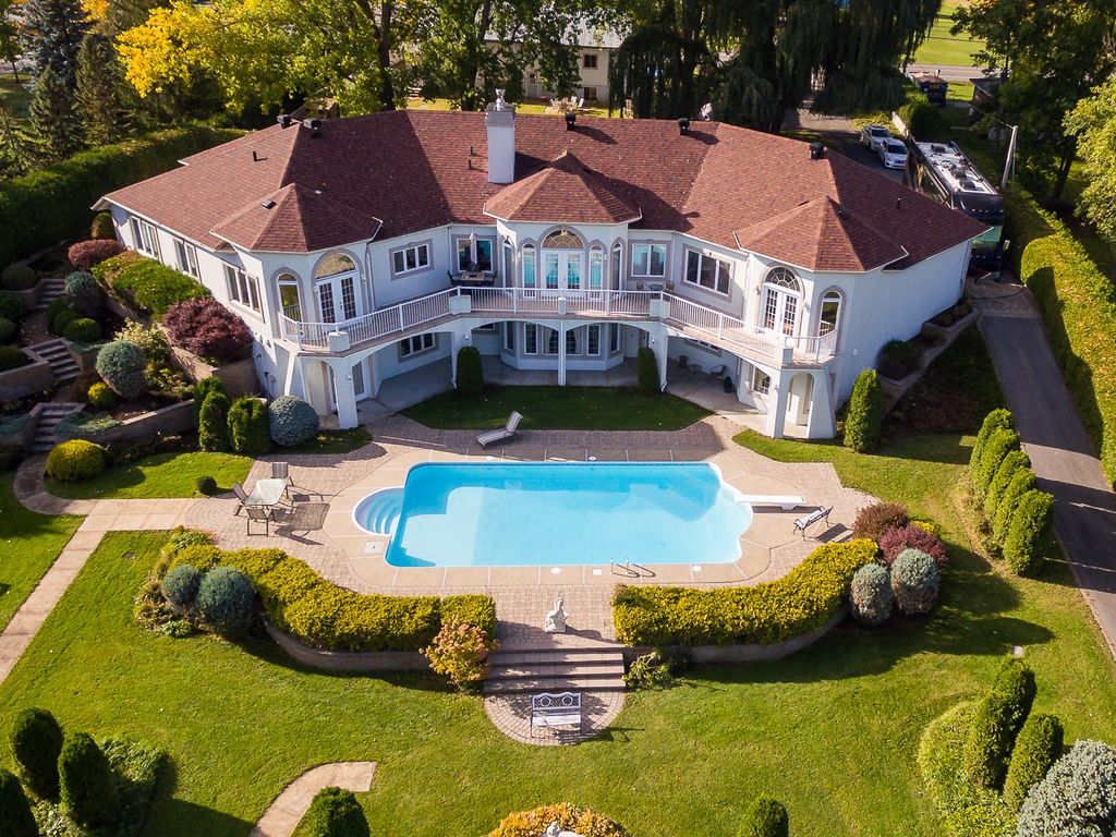 5 grandes chambres bedroom luxury House for sale in 1702 NotreDame, St