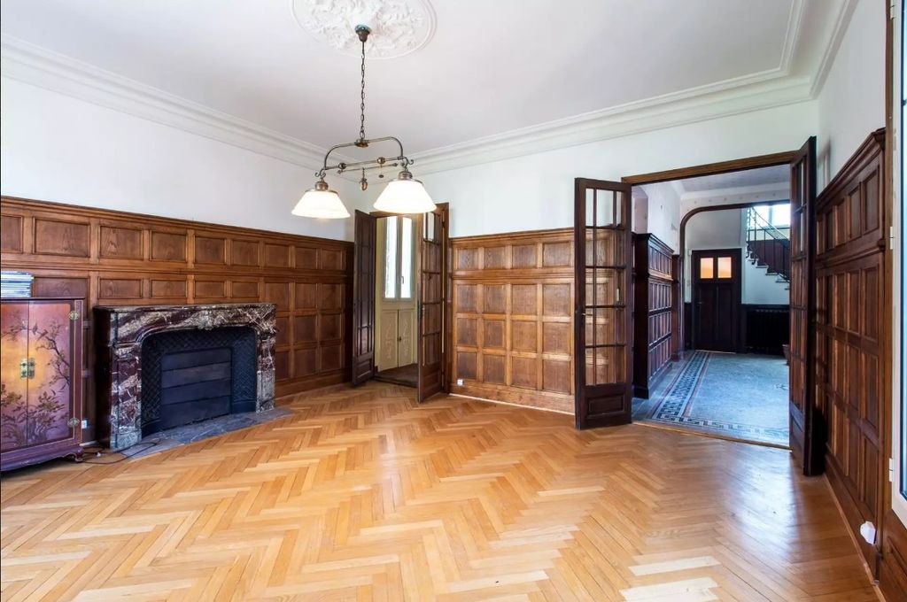 10 room luxury Villa for sale in Nice (near port/sea, large terraces, pool listed)