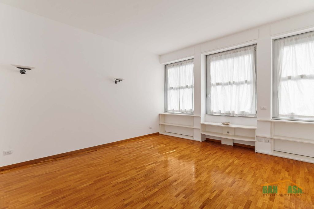 1 bedroom luxury Apartment for sale in via vittor pisani 13, Milan, Lombardy - Vista 2