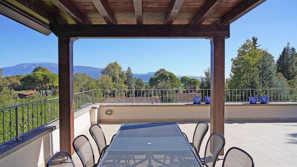 9 room luxury Villa for sale in Via Paradiso, 43, San Felice del Benaco, Lombardy - View 3