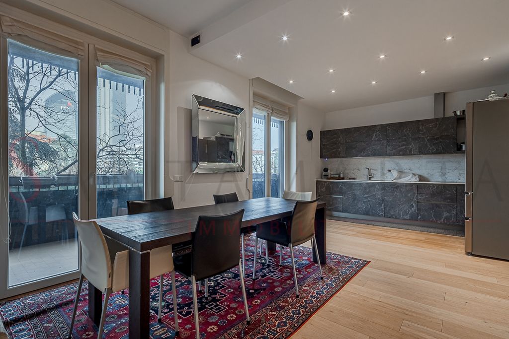 4 room luxury Flat for sale in piazzale giulio cesare, Milan, Lombardy - Altro