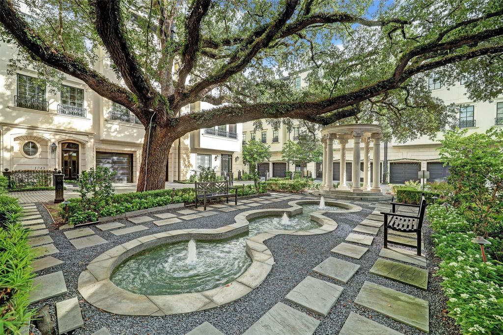 9 room luxury Townhouse for sale in Houston, United States