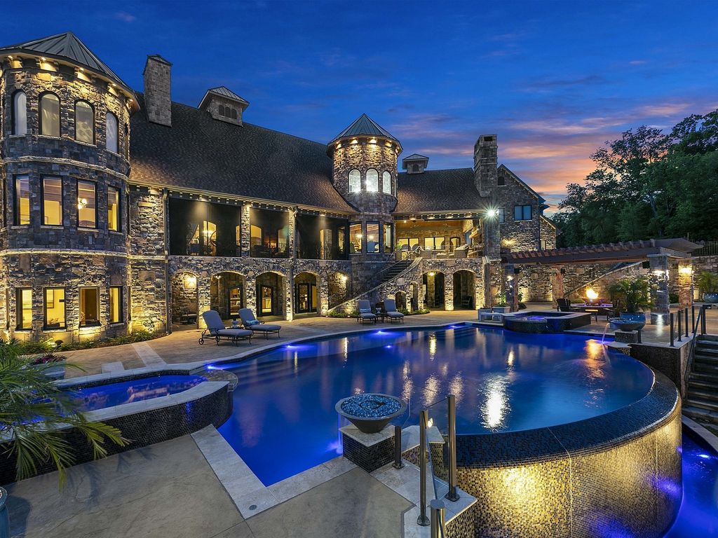 20 room luxury Detached House in 502 Browns Ferry Rd, Chattanooga, TN