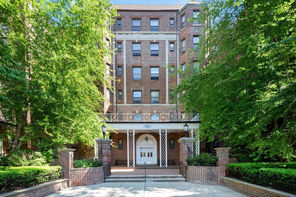 18 room luxury House for sale in Queens, Fresh Meadows, New York