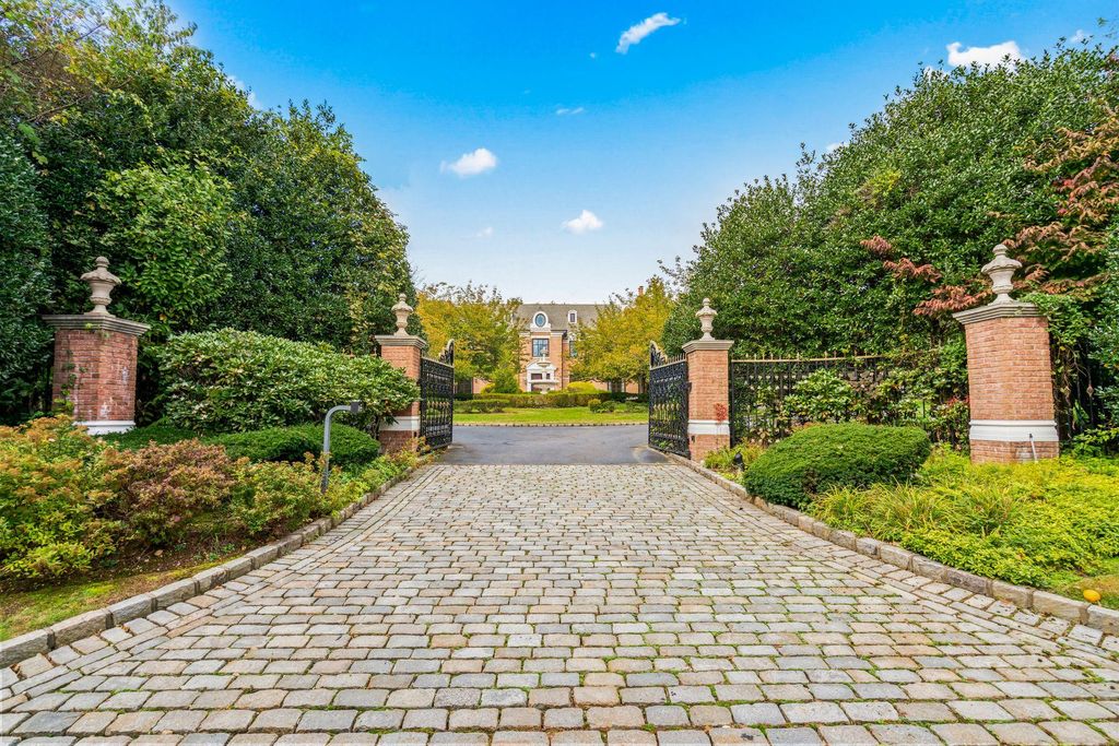 Luxury 7 bedroom Detached House for sale in Old Westbury, New York