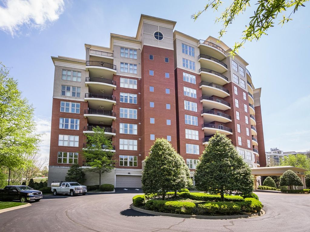 Luxury apartment complex for sale in 6600 Seminary Woods Place 1102, Louisville, Jefferson County, Kentucky