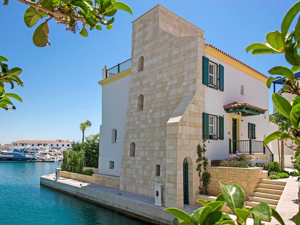 17 room luxury Villa for sale in Limassol, Cyprus 43702701