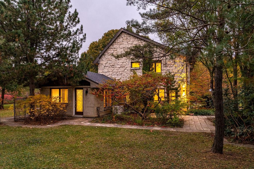 3 bedroom exclusive country house for sale in Bradford, Ontario