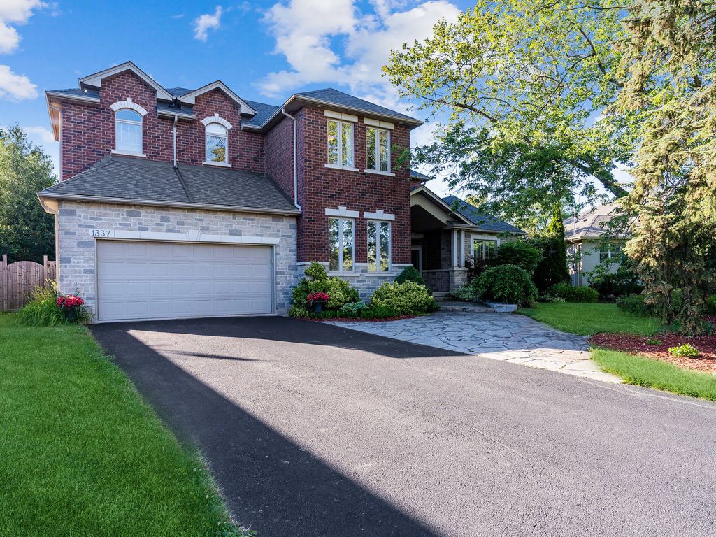 23 room luxury Detached House for sale in 163 Chartwll Road Oakville On