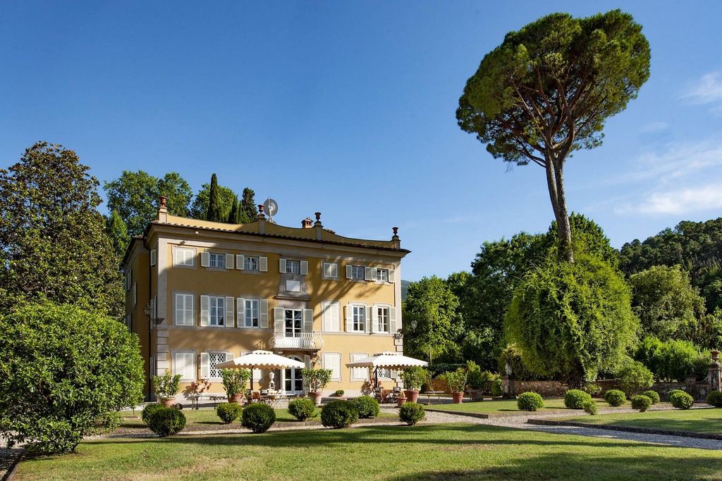 Prestigiosa Casa Indipendente di 1000 mq in affitto Lucca, Italia