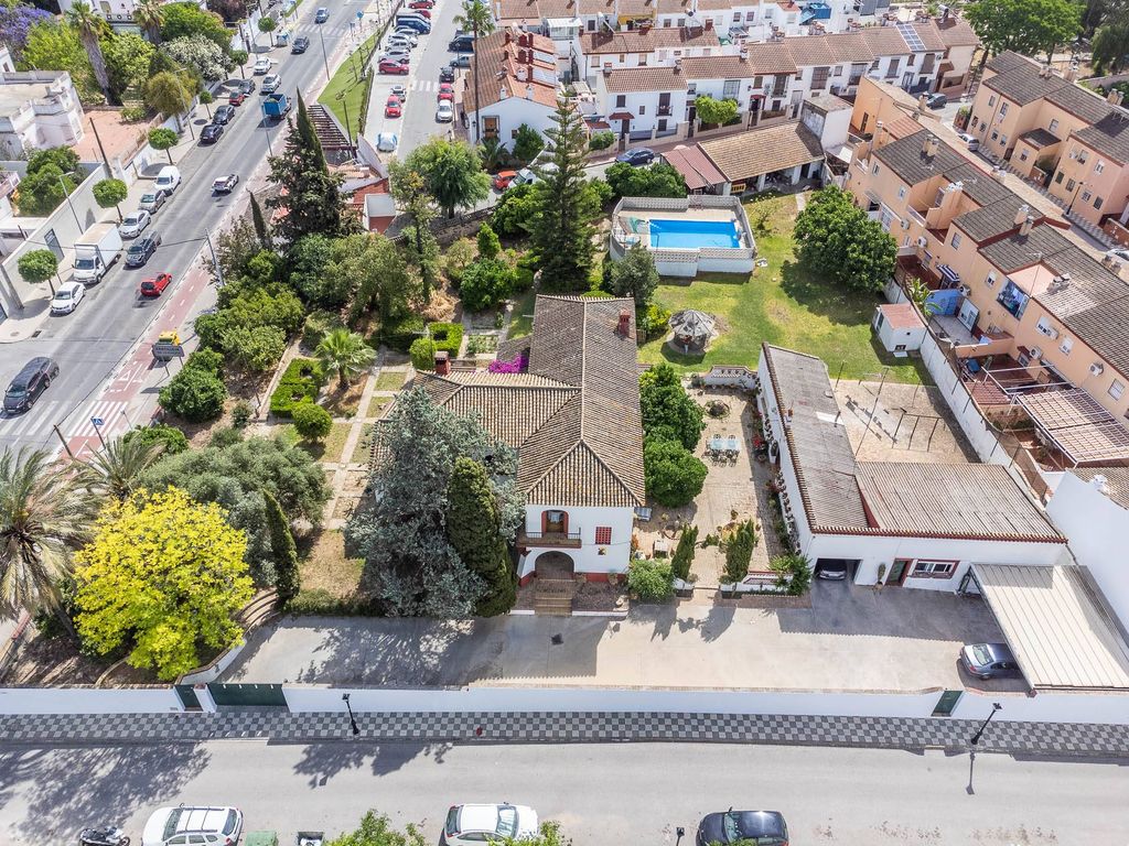 Luxury Detached House for sale in Seville, Andalusia 128857165