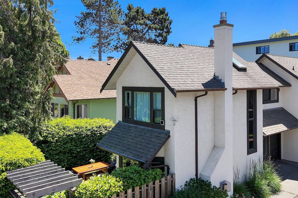 Коттедж в жилом комплексе в продажа Виктория, British Columbia