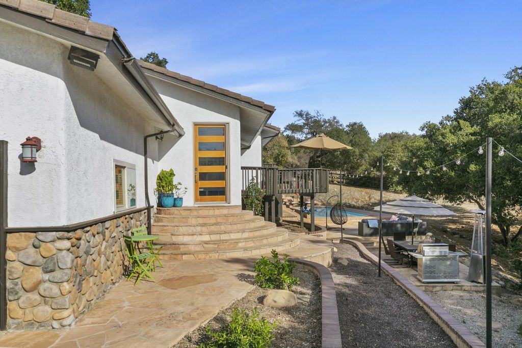 4 bedroom luxury Detached House for sale in Oak View, California